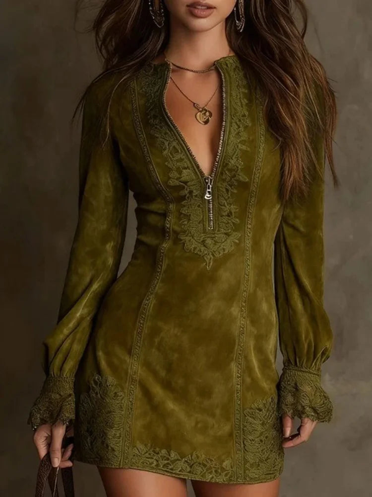 Robe courte en daim avec dentelle – féminine & sophistiquée